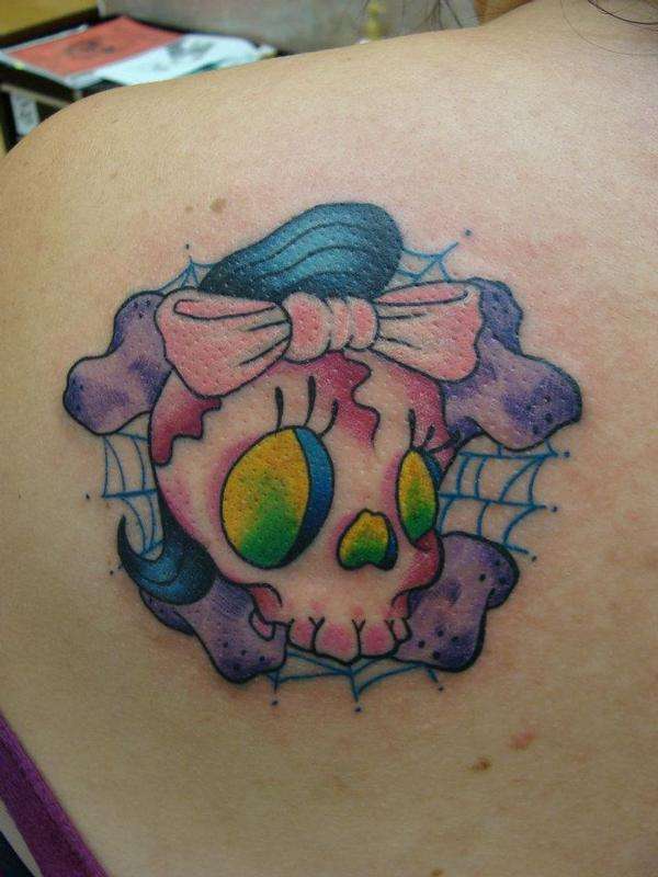 Tatuaje de calavera con moño