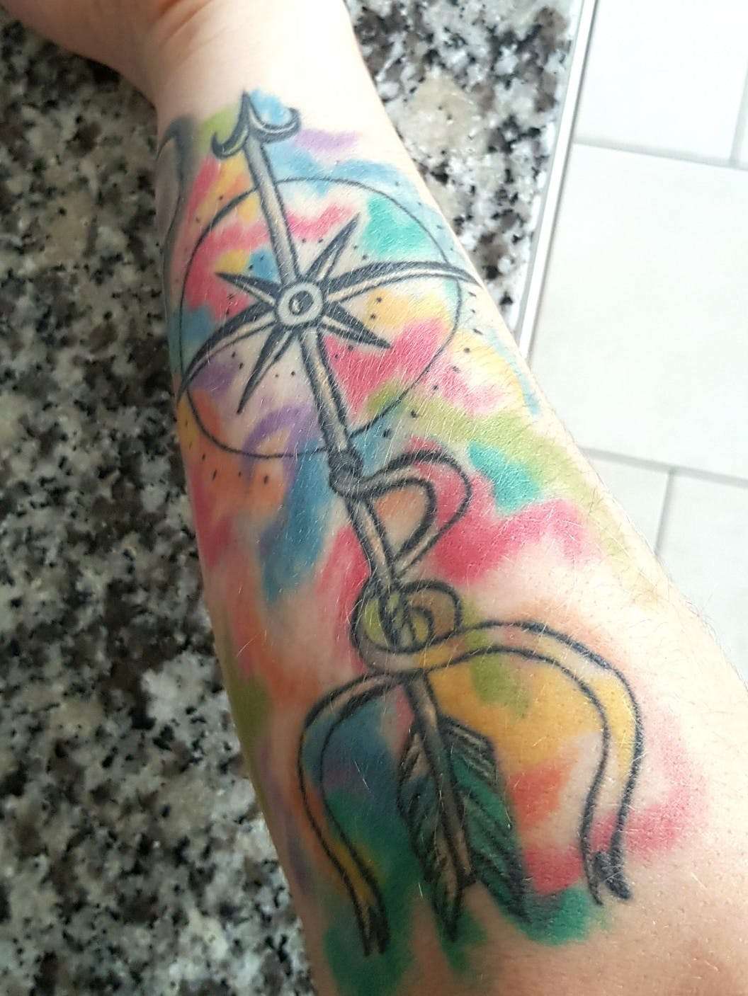 Tatuaje de flecha en colores