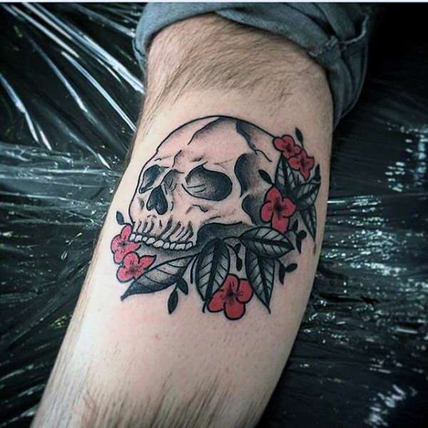 Tatuaje de calavera con flores