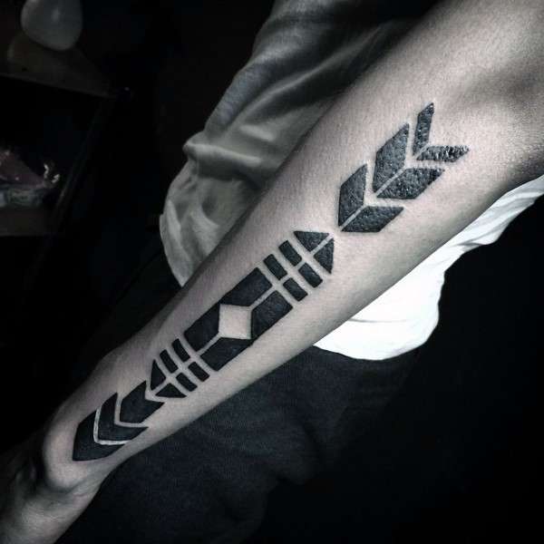 Tatuaje de flecha blackwork