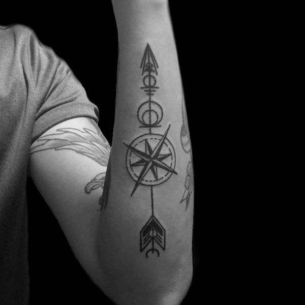 Tatuaje de flecha y rosa de los vientos