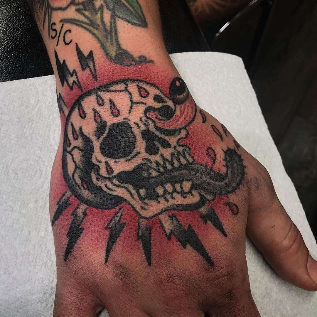 Tatuaje de calavera en la mano
