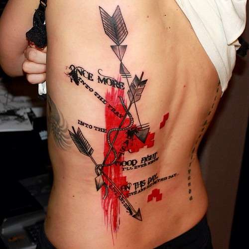 Tatuaje de flecha Trash Polka