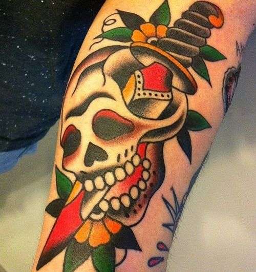 Tatuaje de calavera y espada