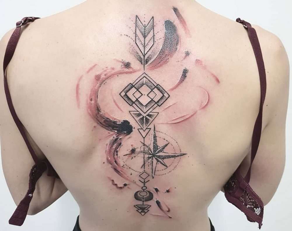 Tatuaje de flecha en rojo y negro