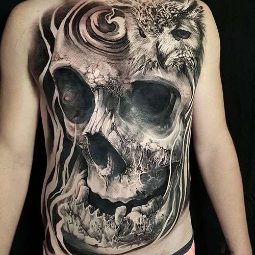 Tatuaje de calavera grande en la espalda