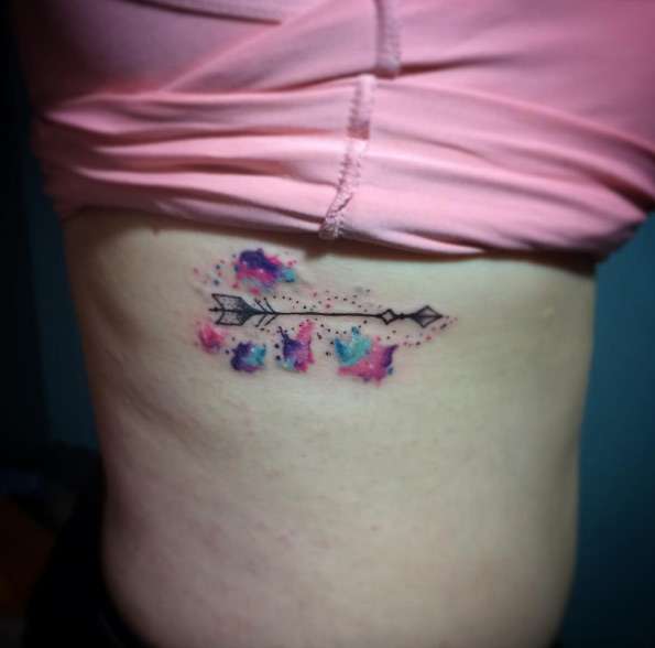 Tatuaje de flecha en las costillas