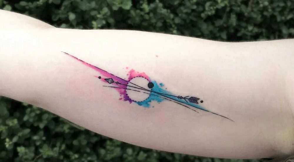 Tatuaje de flecha y círculo