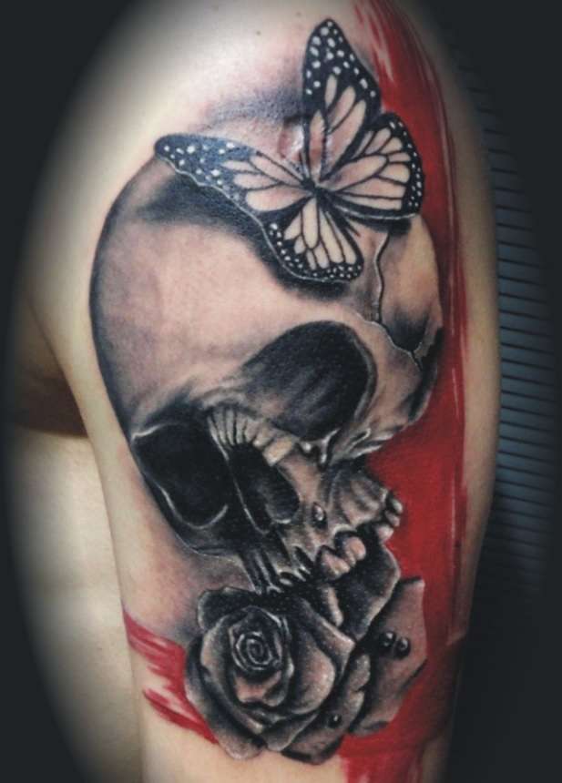 Tatuaje de calavera con rosa y mariposa