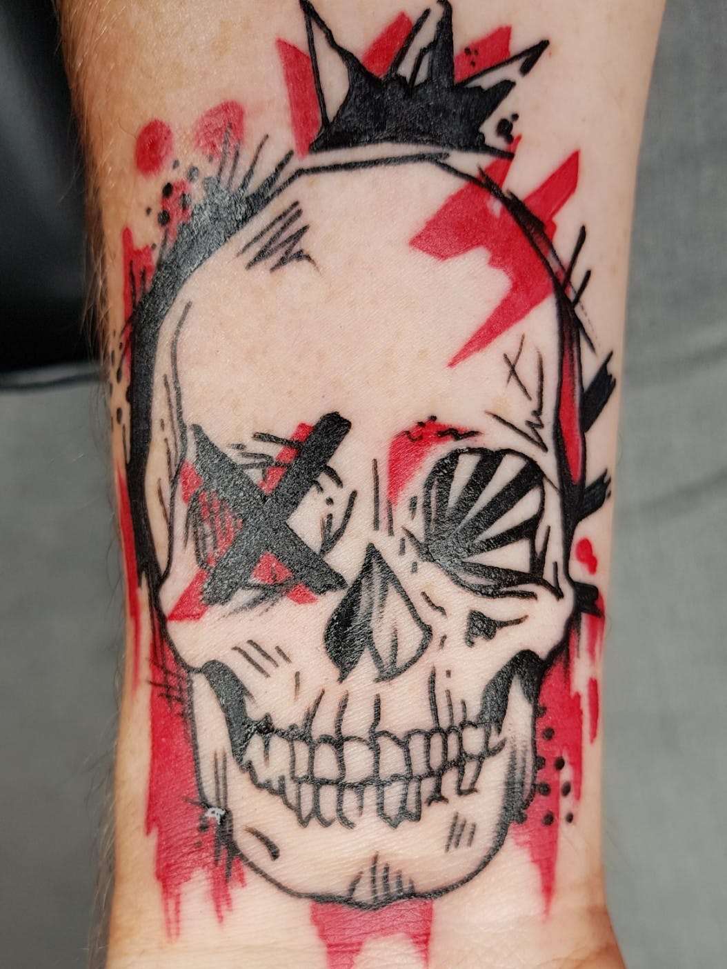 Tatuaje de calavera en rojo y negro