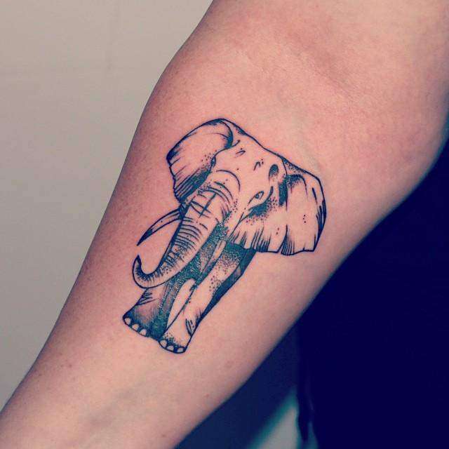 Tatuaje de elefante en el brazo