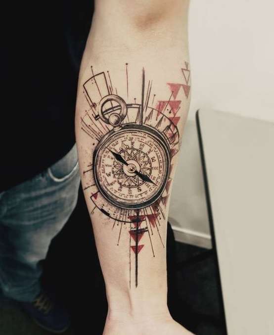 Tatuaje de brújula y triángulos rojos
