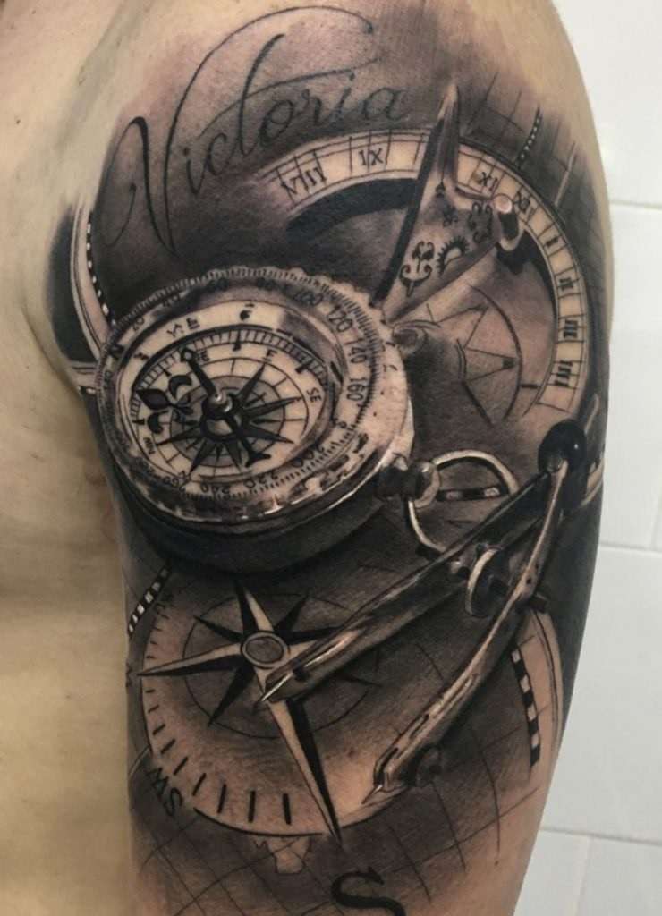 Tatuaje de brújula, reloj y otros instrumentos