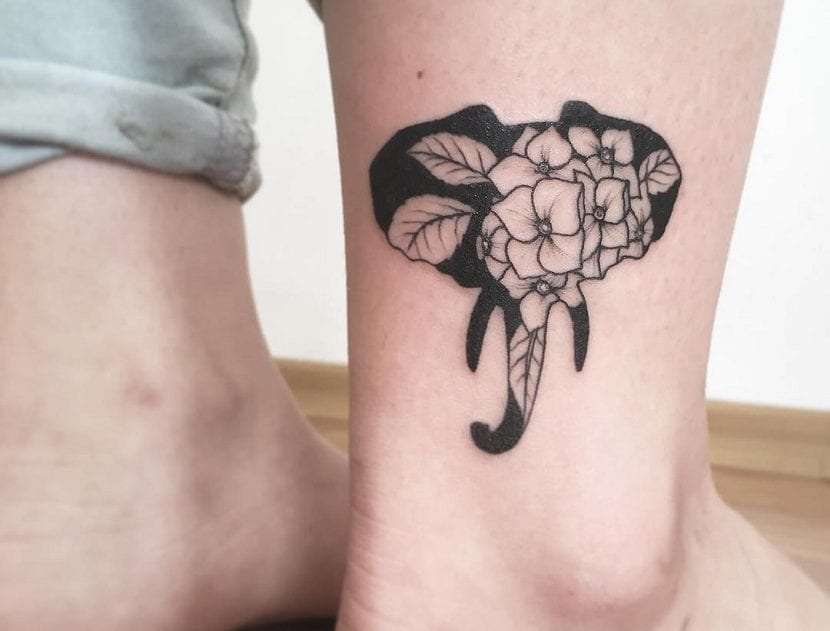 Tatuaje de elefante y flores