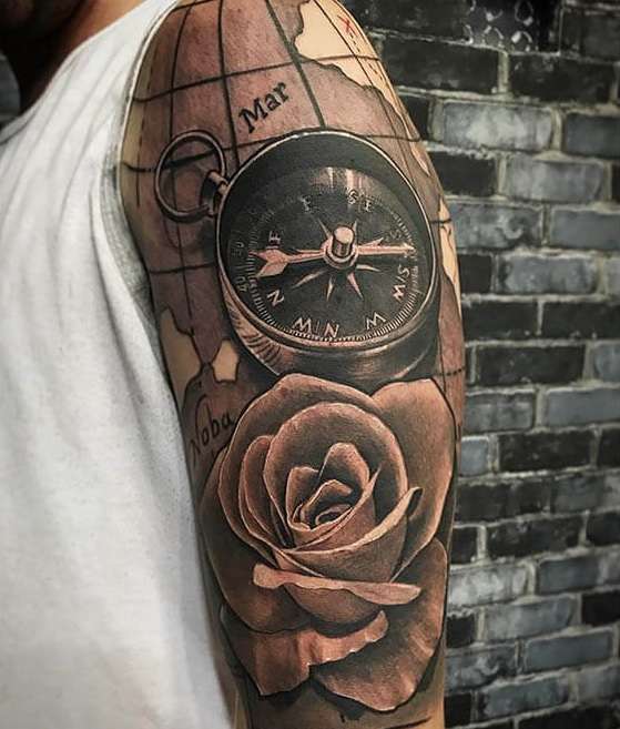 Tatuaje de brújula y rosa