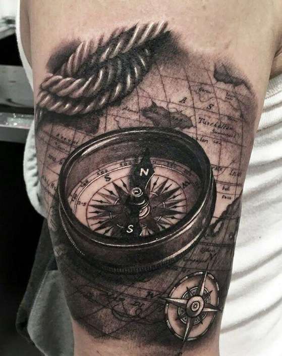 Tatuaje de brújula en el brazo
