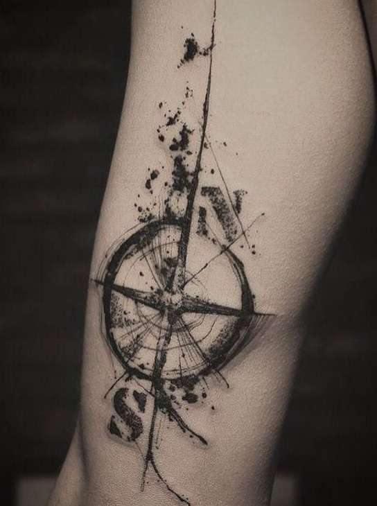 Tatuaje de brújula en color negro