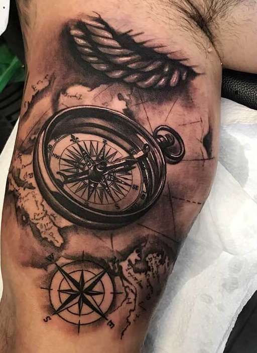 Tatuaje de brújula, rosa de los vientos, mapa y soga