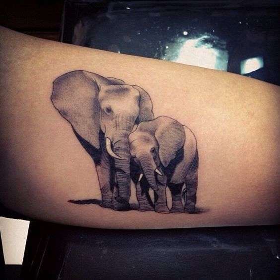 Tatuaje de elefante madre e hijo