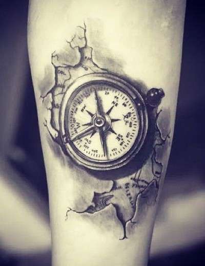 Tatuaje de brújula en blanco y negro