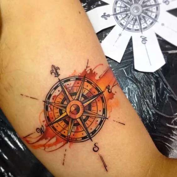 Tatuaje de brújula acuarela