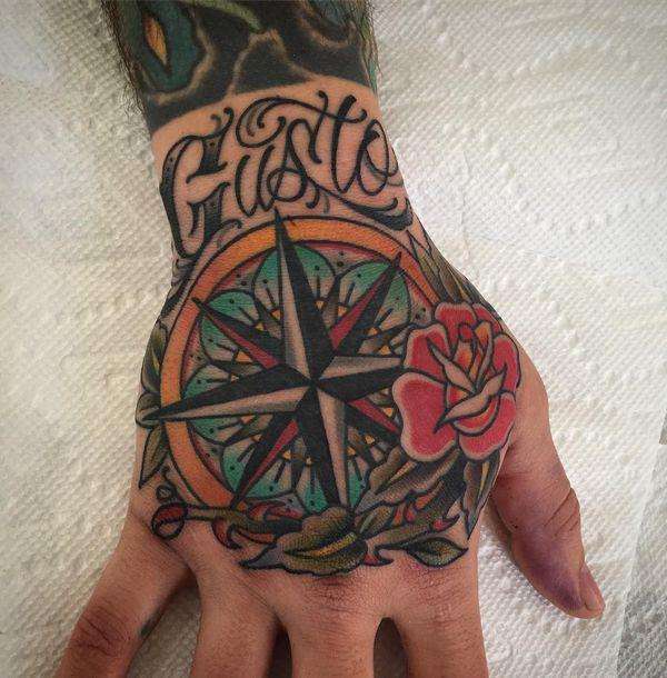 Tatuaje de brújula en la mano