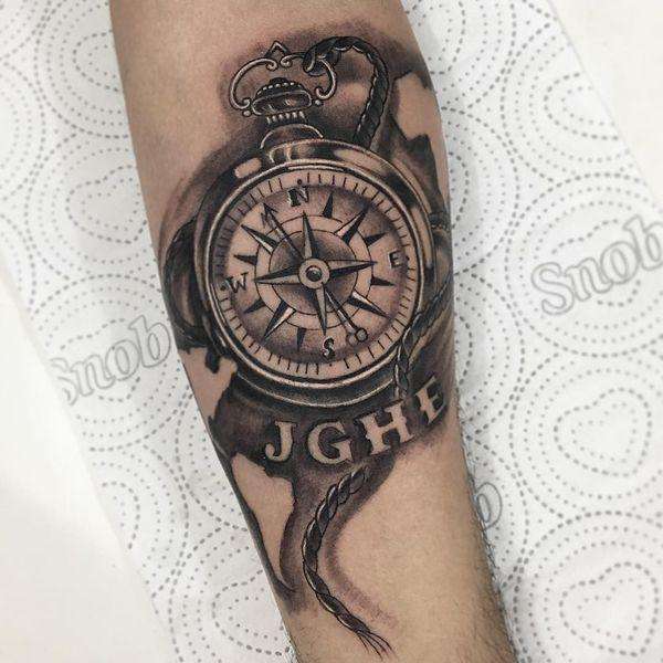 Tatuaje de brújula con iniciales