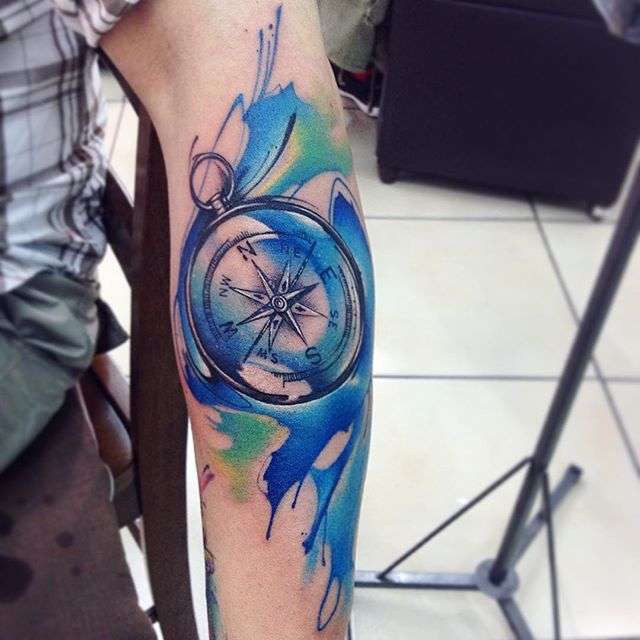 Tatuaje de brújula en acuarela