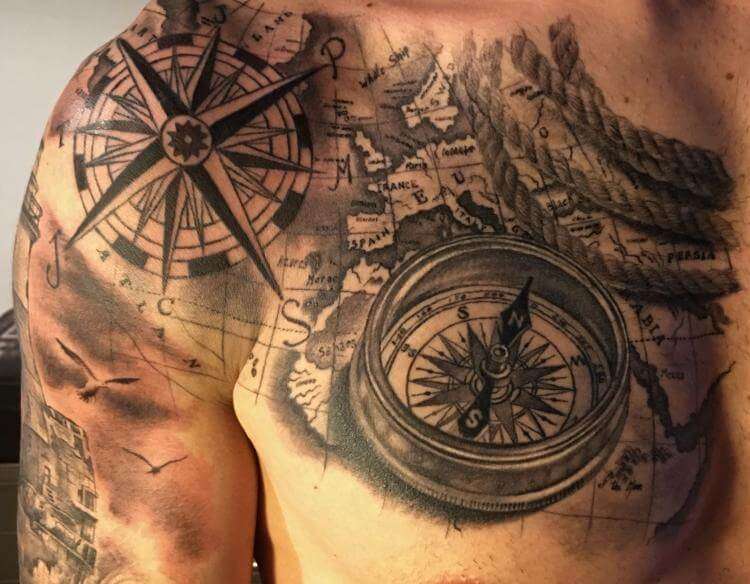 Tatuaje de brújula, rosa de los vientos y mapa