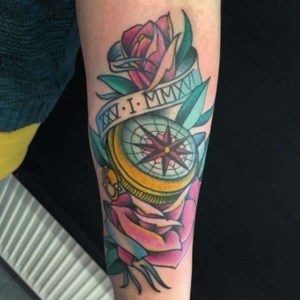 Tatuaje de brújula y rosas