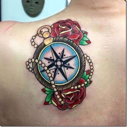 Tatuaje de brújula y rosas rojas