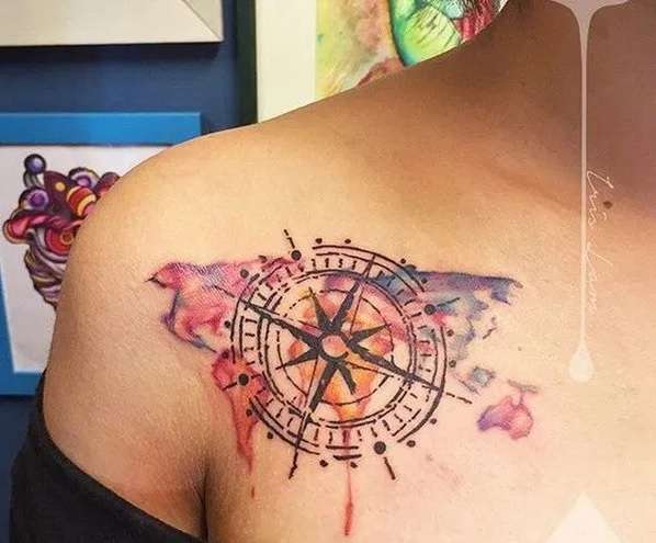 Tatuaje de brújula acuarela