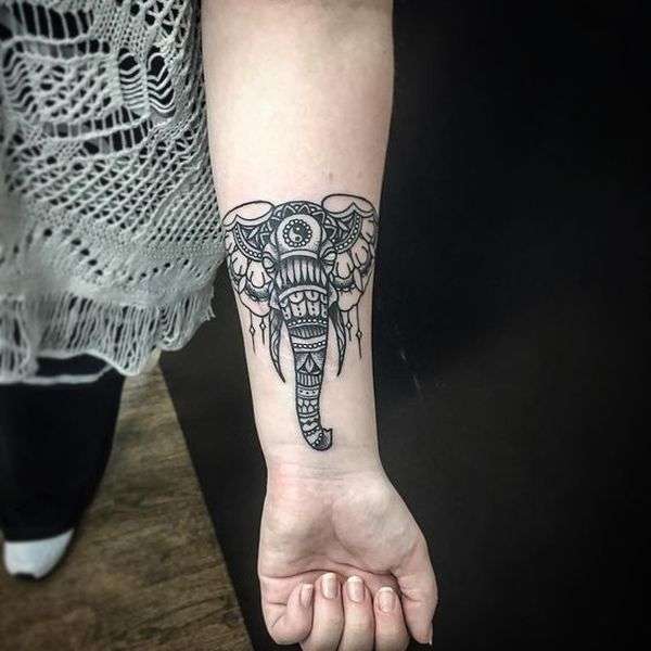 Tatuaje de elefante en el antebrazo