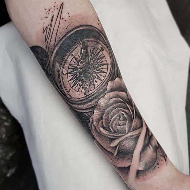 Tatuaje de brújula y rosa