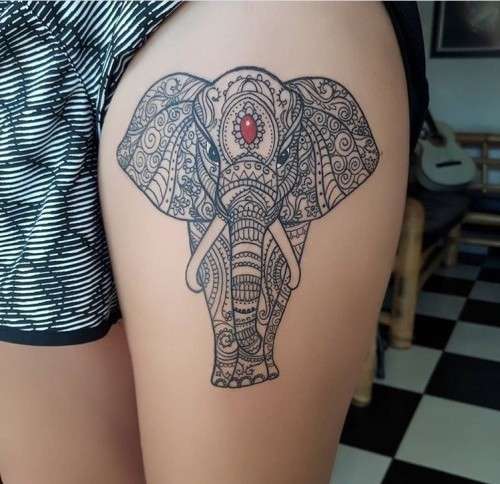 Tatuaje de elefante con detalle en rojo