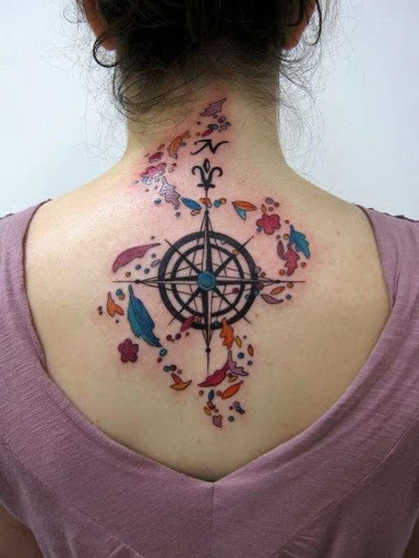 Tatuaje de brújula y hojas de colores