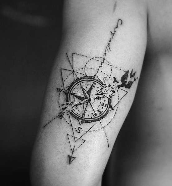 Tatuaje de brújula en el brazo