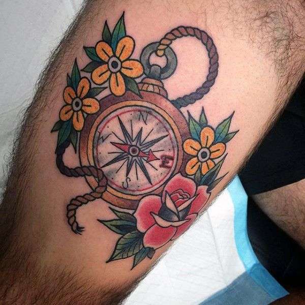 Tatuaje de brújula y flores