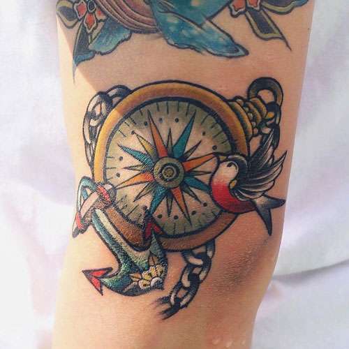 Tatuaje de brújula, ancla y ave