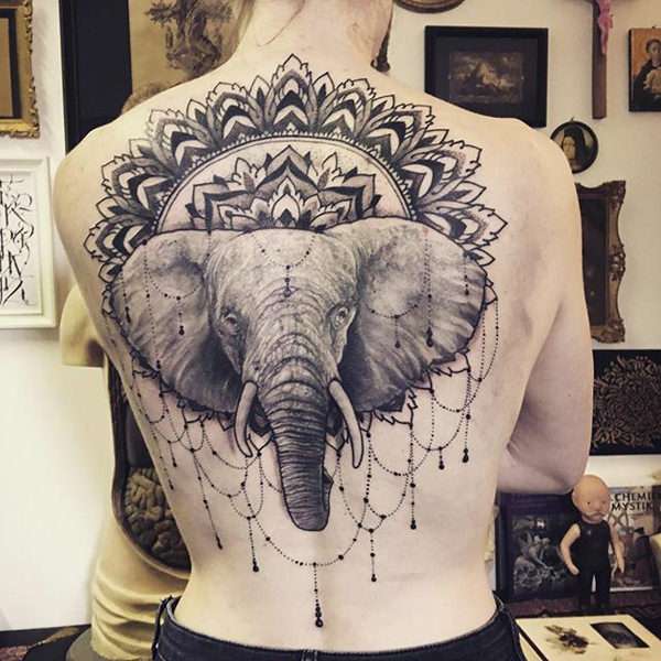 Tatuaje de elefante grande en la espalda