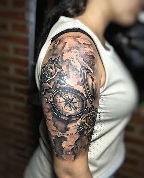 Tatuaje de brújula en el brazo