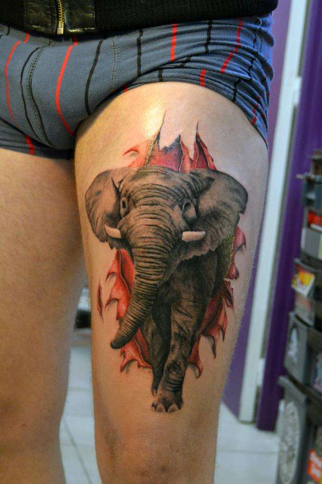 Tatuaje de elefante en el muslo