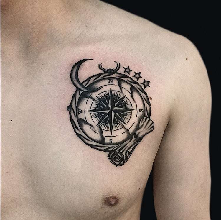 Tatuaje de brújula en el pecho