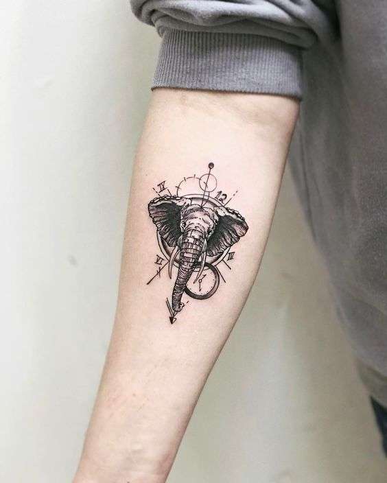 Tatuaje de elefante en el brazo