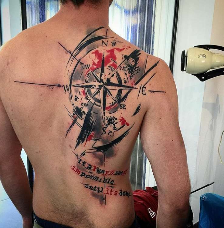 Tatuaje de brújula Trash Polka en la espalda