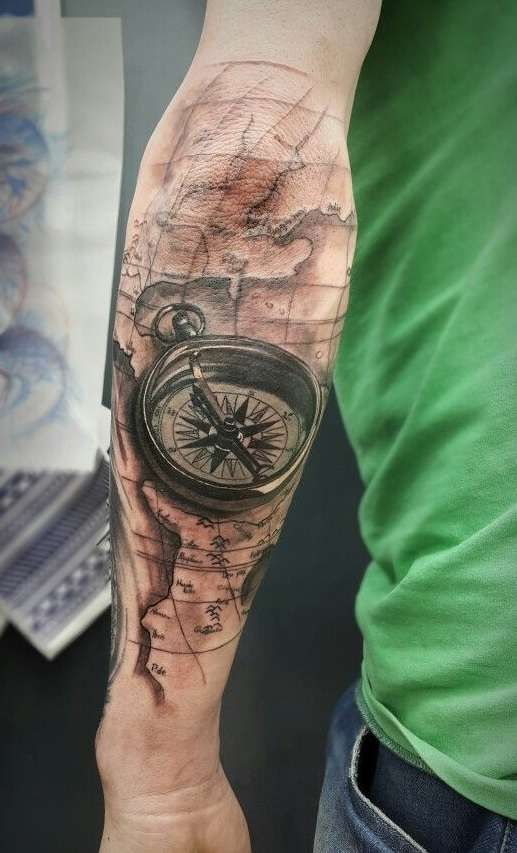 Tatuaje de brújula en el brazo