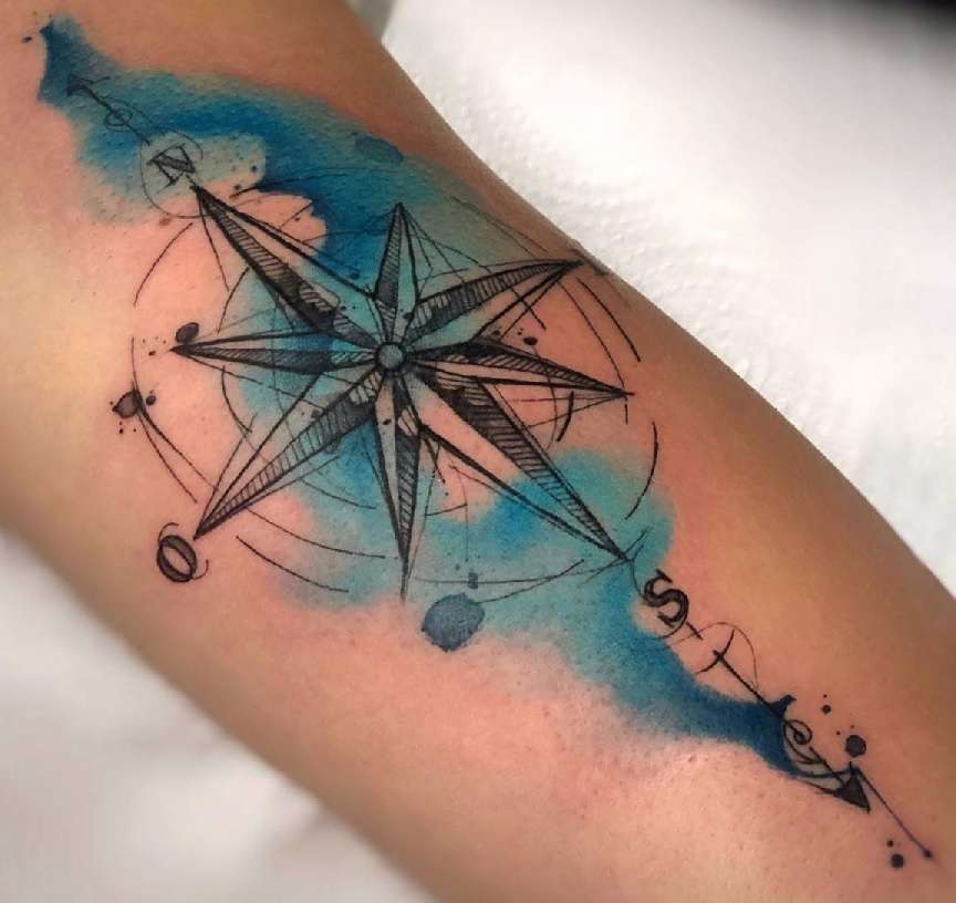 Tatuaje de brújula acuarela