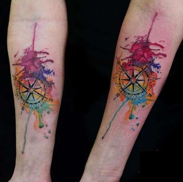 Tatuaje de brújula en pareja