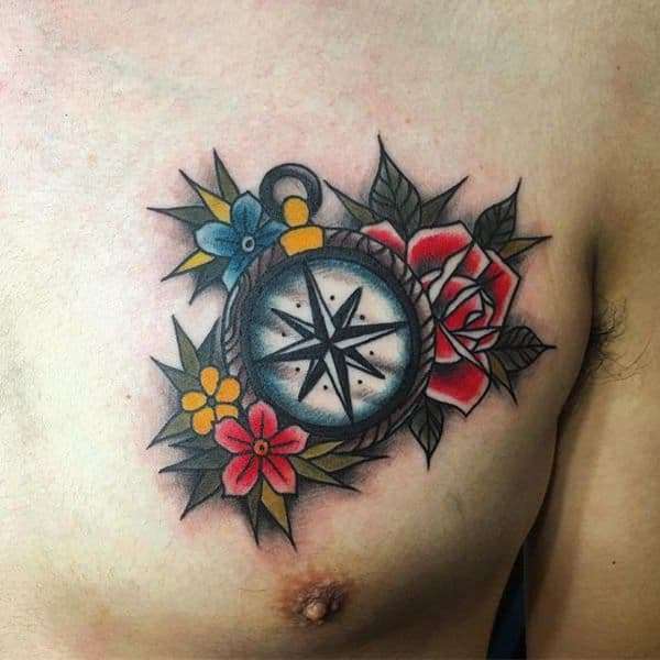 Tatuaje de brújula en el pecho