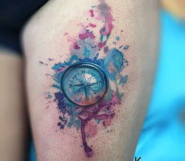 Tatuaje de brújula en el muslo